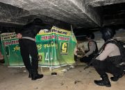 Patroli Samapta Hancurkan Tempat Perkumpulan Pengguna Narkoba di Bawah Jembatan Sidorejo