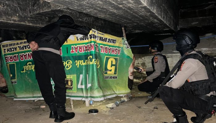 Patroli Samapta Hancurkan Tempat Perkumpulan Pengguna Narkoba di Bawah Jembatan Sidorejo