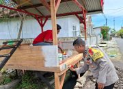 Bhabinkamtibmas Polsek Langsa Bantu Pengecatan Pos Satkamling untuk Persiapan Pilkada 2024