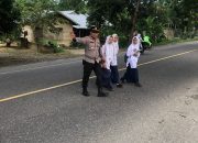 Kapolsek Langsa Timur Turun Tangan, Bantu Siswa Menyeberang di Tengah Kepadatan Lalu Lintas
