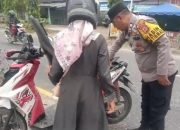 Aksi Cepat Polisi Bantu Ibu Pengendara Motor Mogok di Langsa Barat