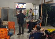 Bhabinkamtibmas Ajak Masyarakat Berperan Aktif dalam Menjaga Pilkada 2024 di Desa Binaan