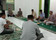 Jelang Pilkada, Bhabinkamtibmas Hadiri Serah Terima Inventaris dan Beri Himbauan di Gampong Bukit Medang Ara