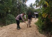 Bhabinkamtibmas Polsek Birem Bayeun Polres Langsa Bersama Warga Gotong Royong Perbaiki Jalan Rusak