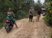 Bhabinkamtibmas Polsek Birem Bayeun Pimpin Gotong Royong Perbaikan Jalan di Desa Alue Canang