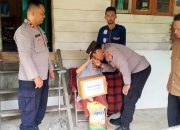 Kapolsek dan Bhabinkamtibmas Polsek Langsa Timur Serahkan Bansos Kepada Warga, Wujudkan Kepedulian Polri