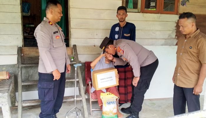 Kapolsek dan Bhabinkamtibmas Polsek Langsa Timur Serahkan Bansos Kepada Warga, Wujudkan Kepedulian Polri