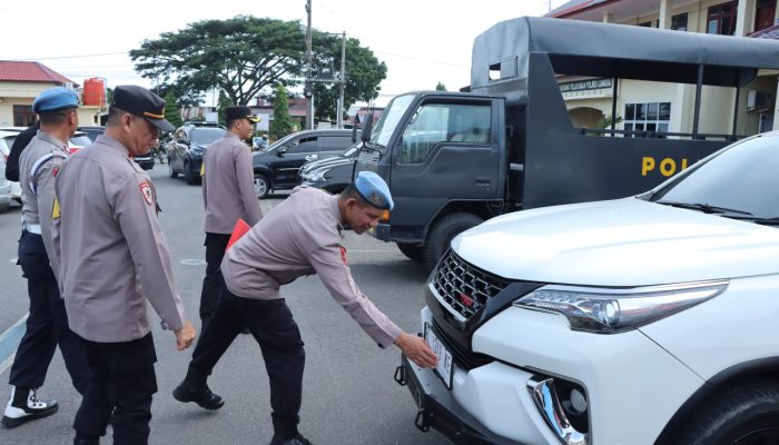 Memastikan Kepatuhan Personil, Wakapolres Langsa Lakukan Pemeriksaan Kendaraan dan Kelengkapan Surat-Surat