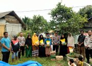 Polsek Langsa Timur bagi Sembako ke Warga Terdampak Banjir di Gampong Simpang Wie