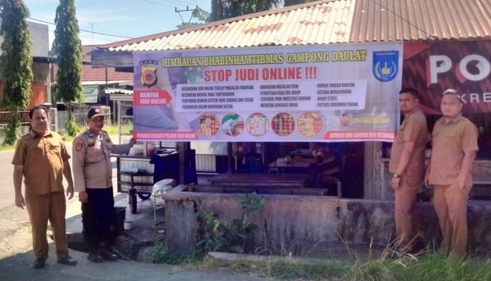 Polsek Langsa Pasang Spanduk Himbauan Larangan Judi Online di Gampong Daulat