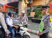 Upaya Tekan Pelanggaran, Satlantas Polres Langsa Bagikan Brosur dan Himbauan Keselamatan