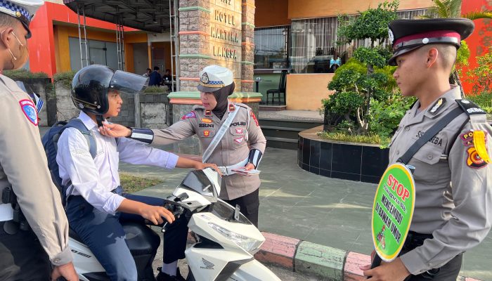 Upaya Tekan Pelanggaran, Satlantas Polres Langsa Bagikan Brosur dan Himbauan Keselamatan