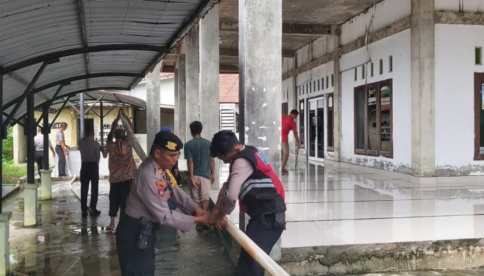 Jumat Berkah, Sat Samapta Polres Langsa Bantu Air Bersih di Masjid Raudhatul Jannah