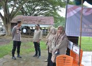 Wakapolres Langsa Pantau Keamanan TPS di Manyak Payed, Aceh Tamiang, di Tengah Hujan Gerimis