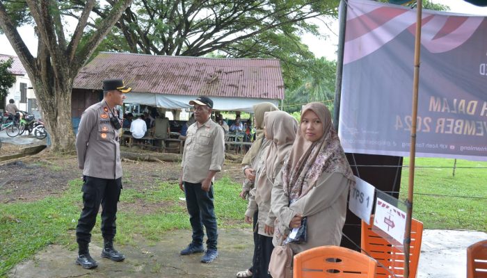 Wakapolres Langsa Pantau Keamanan TPS di Manyak Payed, Aceh Tamiang, di Tengah Hujan Gerimis