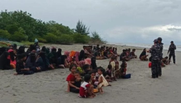 Kapal Hendak Tenggelam, 116 Imigran Rohingya Terdampar di Aceh Timur