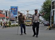 Personel Satlantas Polres Langsa Bantu Penyandang Disabilitas Menyebrang Jalan