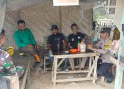 Bhabinkamtibmas Polsek Manyak Payed dan Babinsa Sosialisasi Bahaya Judi Online di Desa Pandan Sari