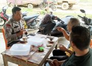 Bhabinkamtibmas Polsek Sungai Raya Sambangi Warga di Warung Kopi dan Sampaikan Himbauan Kamtibmas