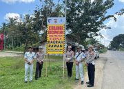 Personel Satlantas Polres Langsa Pasang Baliho Himbauan di Daerah Rawan Kecelakaan Lalu Lintas
