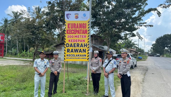 Personel Satlantas Polres Langsa Pasang Baliho Himbauan di Daerah Rawan Kecelakaan Lalu Lintas