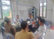 Bhabinkamtibmas Polsek Manyak Payed Hadiri Serah Terima Berkas BUMDes di Desa Krueng Sikajang