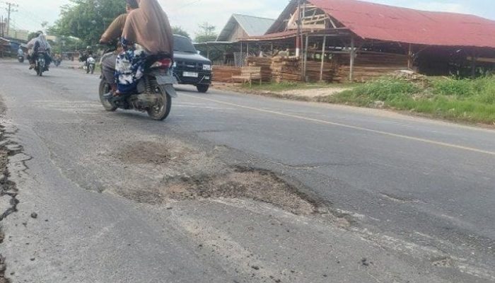 Lubang Besar di Jalan Medan-Banda Aceh Wilayah Langsa Memicu Kecelakaan Pengendara Motor