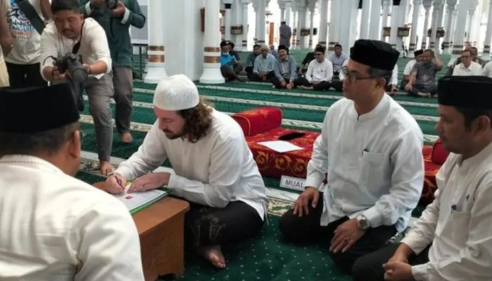 Datang ke Aceh, Bule Australia Masuk Islam dan Langsung Ganti Nama