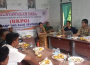 Bhabinkamtibmas Hadiri Penyusunan RPKG di Alue Sentang, Sampaikan Pesan Kamtibmas