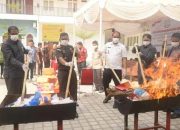 Kejari Bireuen Musnahkan 6,1 Kg Sabu dan 4,3 Kg Ganja, Bong hingga Senjata Tajam Ikut Dibakar
