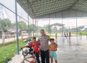 Bhabinkamtibmas Polsek Manyak Payed Ajak Anak Usia Dini Berolahraga untuk Jauhi Pengaruh Negatif