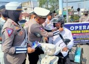 Ops Keselamatan Seulawah 2025, Satlantas Polres Langsa Bagikan Helm Gratis