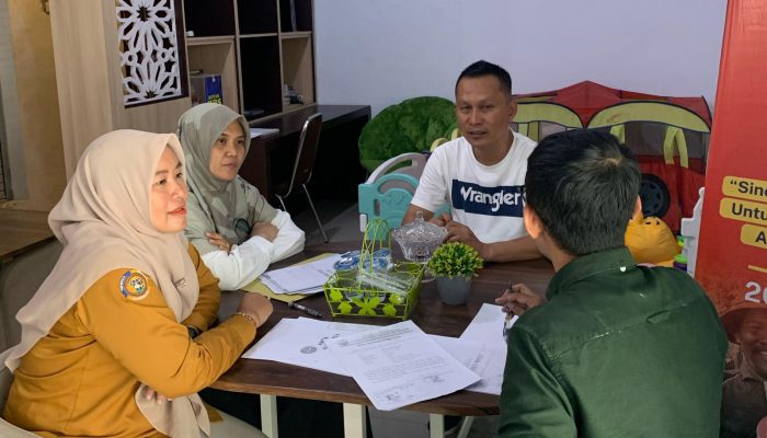 Tingkatkan Pelayanan, Petugas Loket Informasi Kantor Pertanahan Langsa Berikan Penjelasan Lengkap kepada Pemohon
