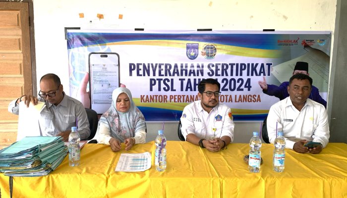 Kantor Pertanahan Langsa Serahkan Sertipikat Elektronik ke Warga Simpang Lhee