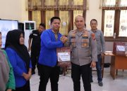 Jelang Ramadan, Polri Bagikan Daging Sapi ke Masyarakat dan Mahasiswa