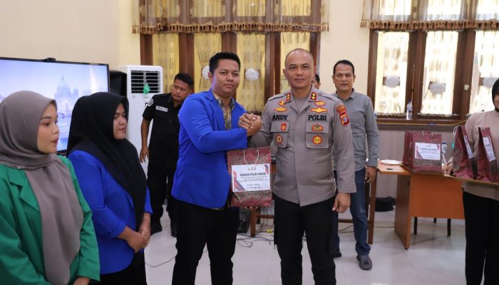 Jelang Ramadan, Polri Bagikan Daging Sapi ke Masyarakat dan Mahasiswa