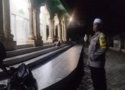 Bhabinkamtibmas Polsek Langsa Timur Lakukan Pengamanan Salat Tarawih di Masjid Baiturrahman