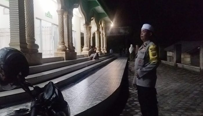 Bhabinkamtibmas Polsek Langsa Timur Lakukan Pengamanan Salat Tarawih di Masjid Baiturrahman