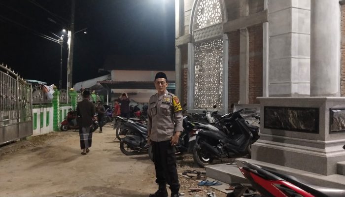 Personel Polsek Manyak Payed Amankan Salat Tarawih, Warga Merasa Nyaman