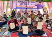 Ketua Panitia Ajudikasi Serahkan Sertipikat Elektronik PTSL 2024 kepada Warga Gampong Meurandeh