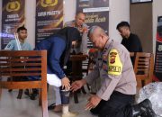 Kapolres Langsa Serahkan Dua Kaki Palsu Gratis Buatan Ipda M. Safi’i