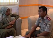 Kepala Kantor Pertanahan Langsa Terjun Langsung Layani Warga di Loket Pelayanan