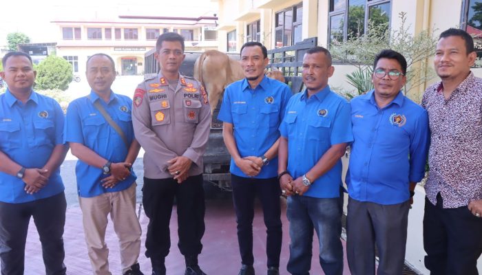 Kapolres Langsa Serahkan Hewan Qurban kepada PWI Kota Langsa