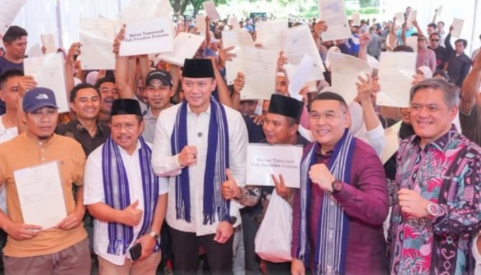 228 Sertipikat Elektronik Diserahkan di Lombok Barat, Wamen Ossy: Substansi Penting untuk Kepastian Hukum