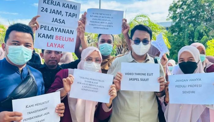 Ratusan Tenaga Medis RSUDZA Lakukan Demonstrasi, Protes Remunerasi Dipotong Sepihak