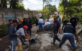 Swadaya Warga Lanjutkan Perbaikan Jalan Cipasir–Jelegong, Donasi Tetap Mengalir Meski Donatur Utama Tertimpa Musibah