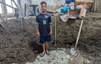 Tajul Anak Korban Banjir di Pijay Masuk Sekolah Tanpa Seragam