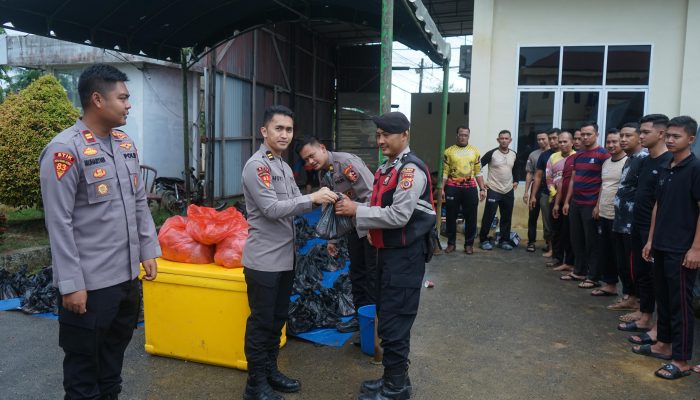 Mahasiswa STIK Bagikan Daging Meugang kepada Personel Polres Langsa Sambut Ramadhan