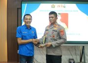 PWI Kota Langsa Anugerahkan Award Polri Presisi kepada Kapolres Langsa