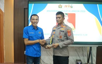 PWI Kota Langsa Anugerahkan Award Polri Presisi kepada Kapolres Langsa